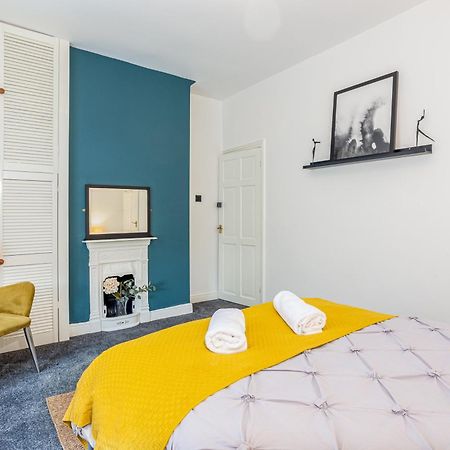 Coronation House By Yourstays - 3 Bedroom House In Newcastle-Under-Lyme Stoke-on-Trent Bagian luar foto