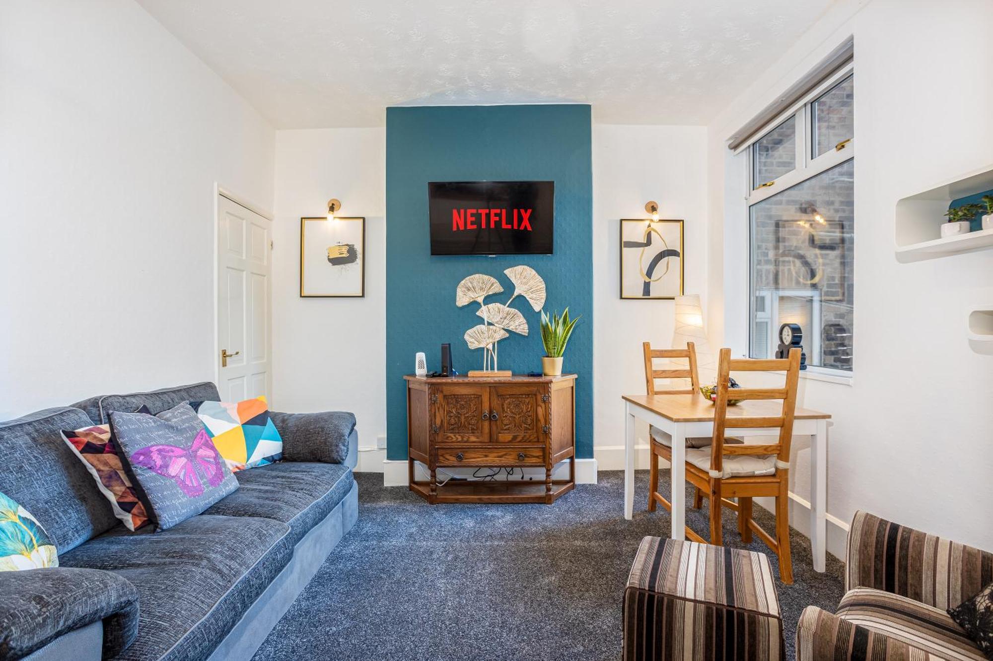 Coronation House By Yourstays - 3 Bedroom House In Newcastle-Under-Lyme Stoke-on-Trent Bagian luar foto