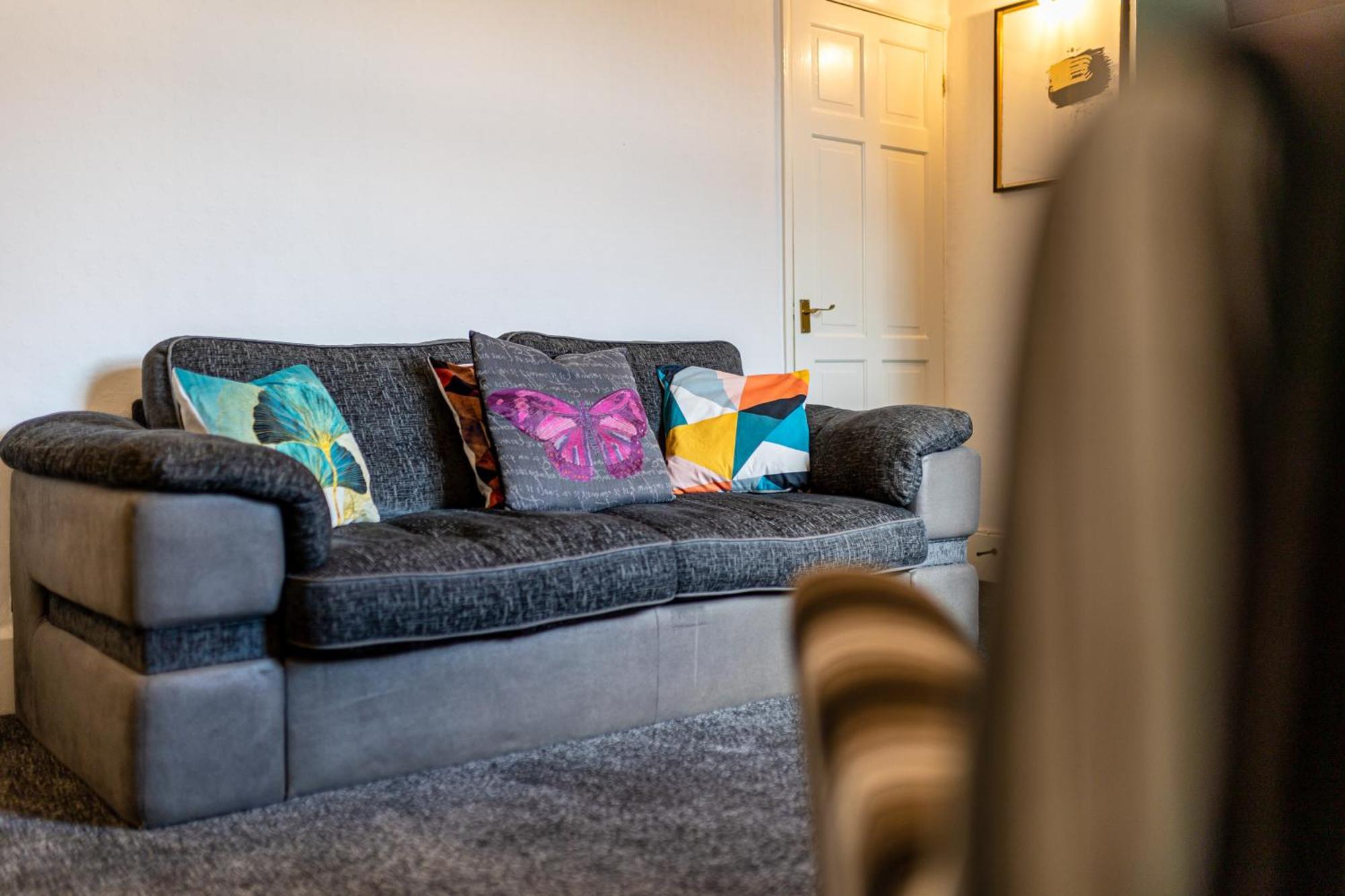 Coronation House By Yourstays - 3 Bedroom House In Newcastle-Under-Lyme Stoke-on-Trent Bagian luar foto