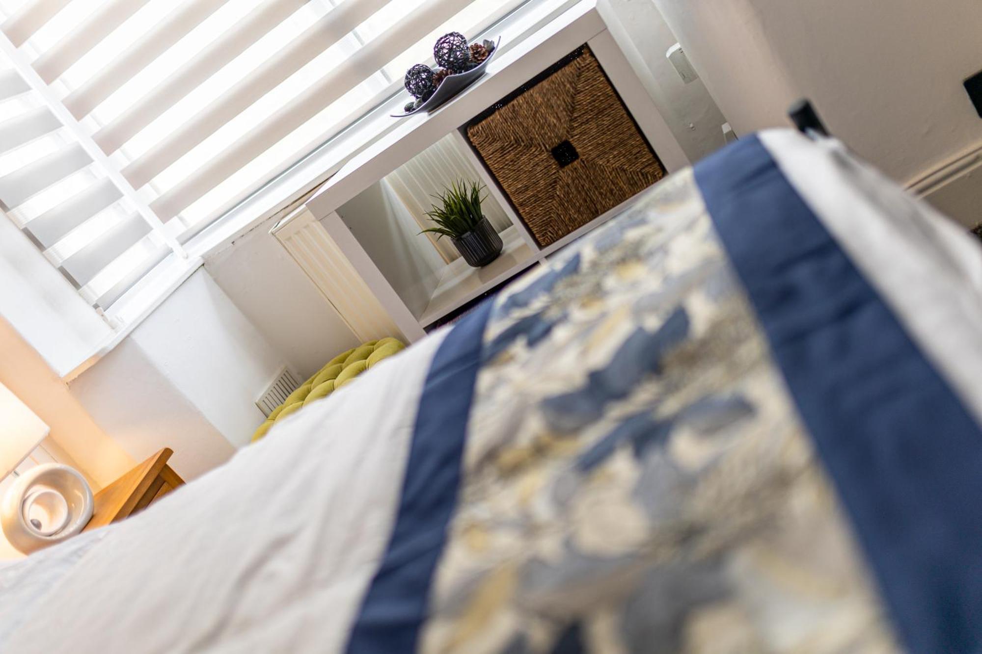 Coronation House By Yourstays - 3 Bedroom House In Newcastle-Under-Lyme Stoke-on-Trent Bagian luar foto
