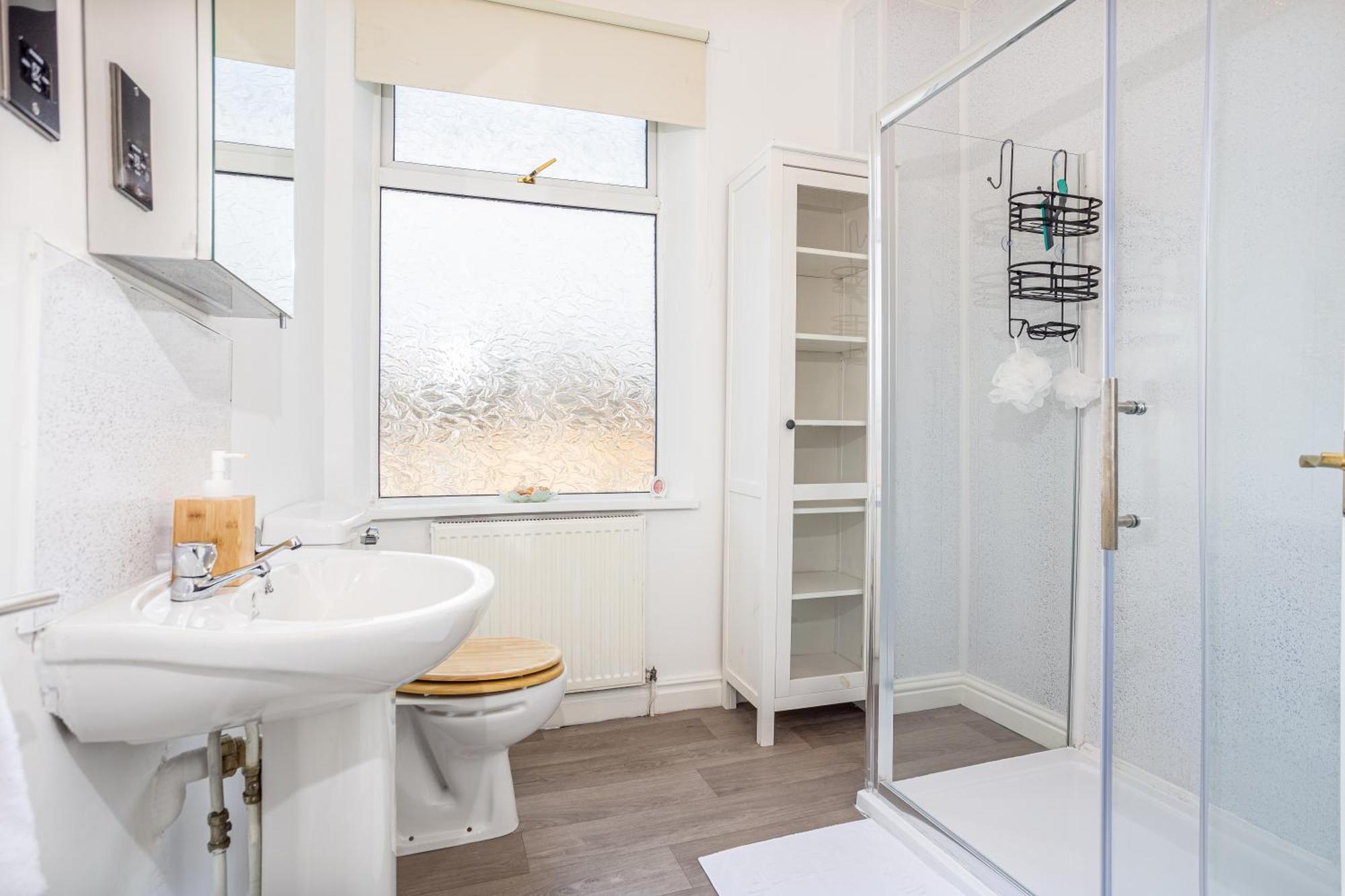 Coronation House By Yourstays - 3 Bedroom House In Newcastle-Under-Lyme Stoke-on-Trent Bagian luar foto