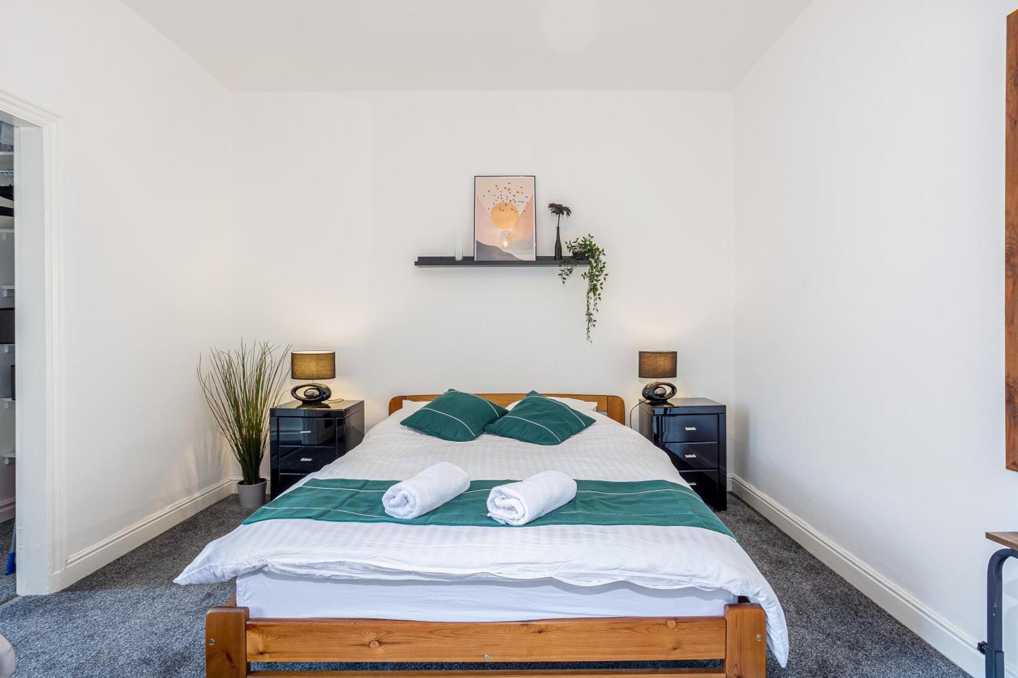Coronation House By Yourstays - 3 Bedroom House In Newcastle-Under-Lyme Stoke-on-Trent Bagian luar foto