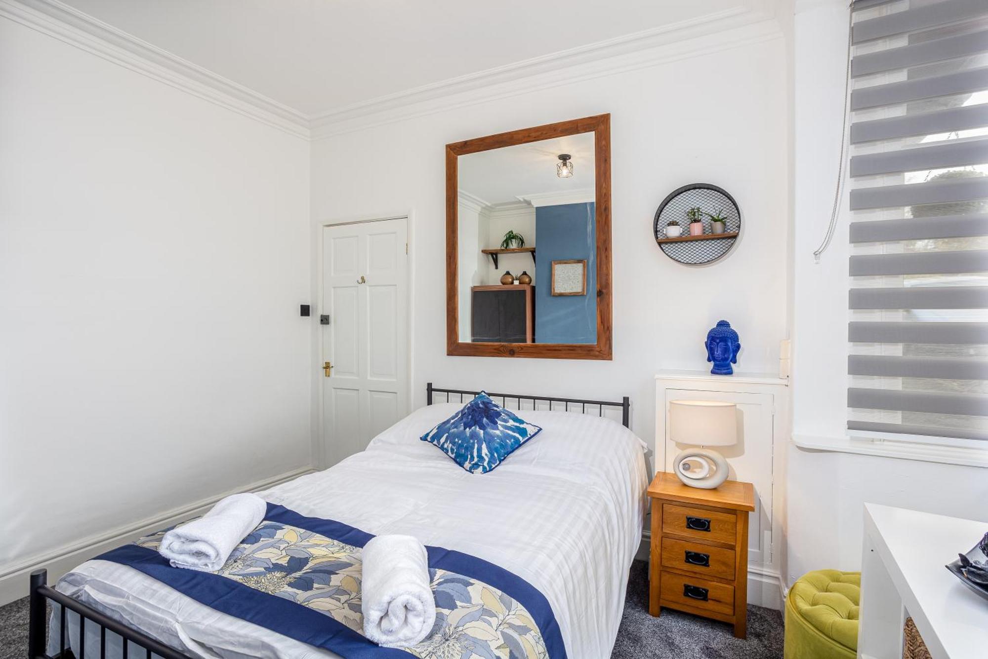 Coronation House By Yourstays - 3 Bedroom House In Newcastle-Under-Lyme Stoke-on-Trent Bagian luar foto